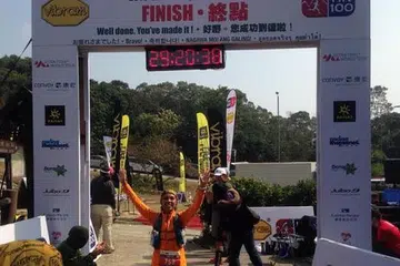 MISI MENJADI DI GARISAN PENAMAT: Cik Nurulain Khamis berjaya menamatkan larian 100 kilometer di Hongkong dalam masa 29 jam 20 minit, bulan lalu. - Foto ihsan NURULAIN KHAMIS