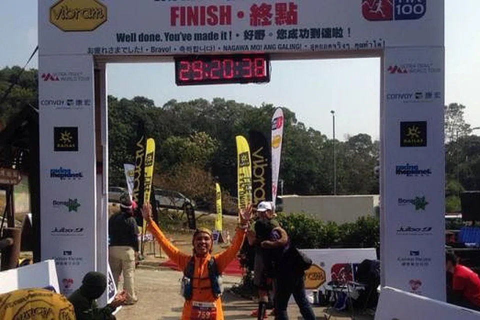 MISI MENJADI DI GARISAN PENAMAT: Cik Nurulain Khamis berjaya menamatkan larian 100 kilometer di Hongkong dalam masa 29 jam 20 minit, bulan lalu. - Foto ihsan NURULAIN KHAMIS