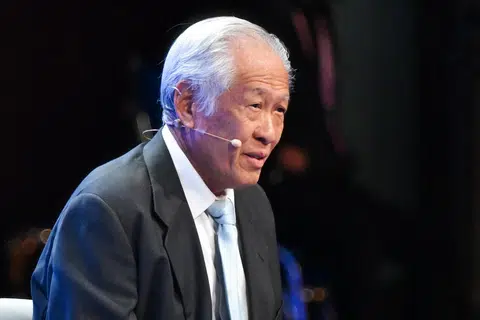 Menteri Pertahanan, Dr Ng Eng Hen (kanan), turut mengulas tentang pertikaian di Laut China Selatan, antara China dengan negara jirannya, dalam wawancara program, ‘CGTN Dialogue’, di sebuah saluran berita yang berpangkalan di China pada 14 Februari.