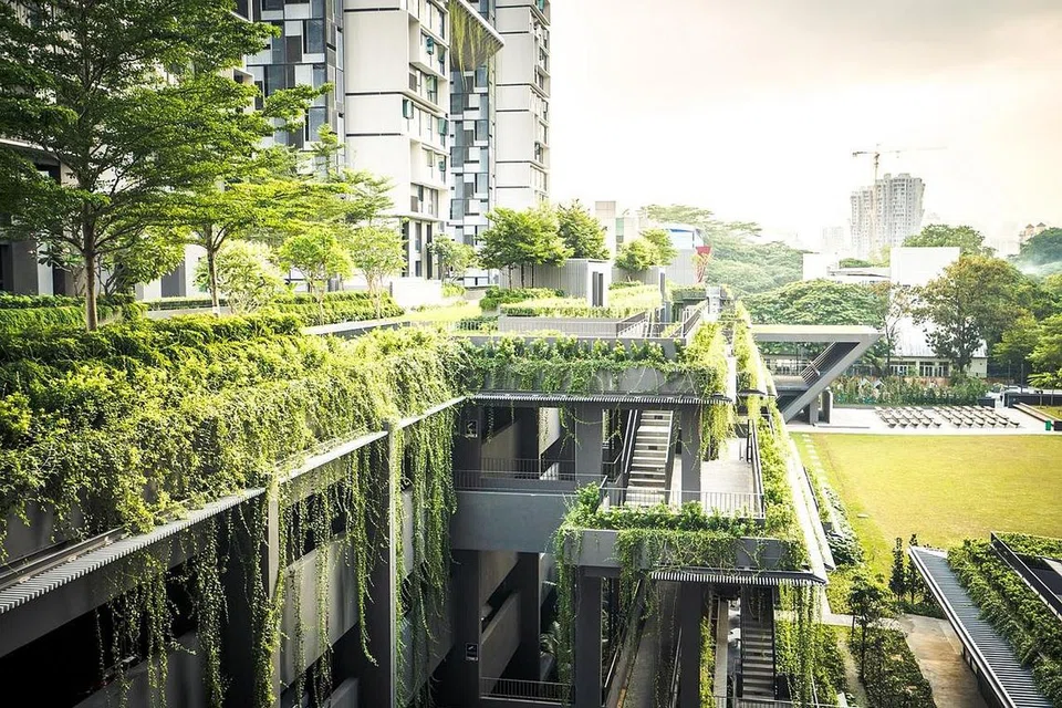 INDAH DAN SEJUK MATA MEMANDANG: Taman di bumbung tempat letak kereta bertingkat HDB kini bukan disediakan dengan kemudahan seperti taman permainan dan sudut senaman sahaja, bahkan diindahkan dengan pokok-pokok penuh menghijau. Kehijauan yang bersepadu dalam projek perumahan baru di Dawson Estate ini (atas) memaparkan garis panduan Keperluan Menghijau Dipertingkat HDB (atas). - Foto-foto HDB
