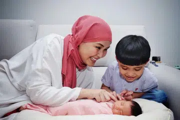 MENANTI KEDATANGAN EMMA: Setelah lima tahun mencuba untuk hamil, pelakon Ateeqah Mazlan, 32 tahun, dan anak lelakinya, Ezra Effendi, lima tahun, melahirkan perasaan gembira dengan kehadiran anak perempuannya, Emma Miqaila. - Foto BM oleh KHALID BABA