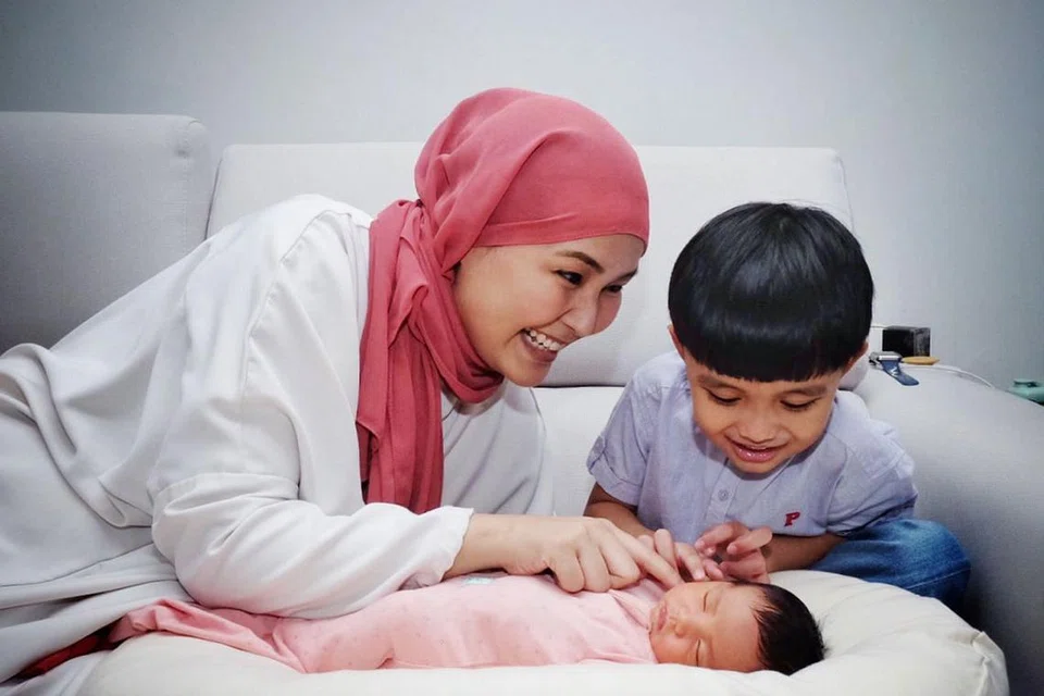 MENANTI KEDATANGAN EMMA: Setelah lima tahun mencuba untuk hamil, pelakon Ateeqah Mazlan, 32 tahun, dan anak lelakinya, Ezra Effendi, lima tahun, melahirkan perasaan gembira dengan kehadiran anak perempuannya, Emma Miqaila. - Foto BM oleh KHALID BABA