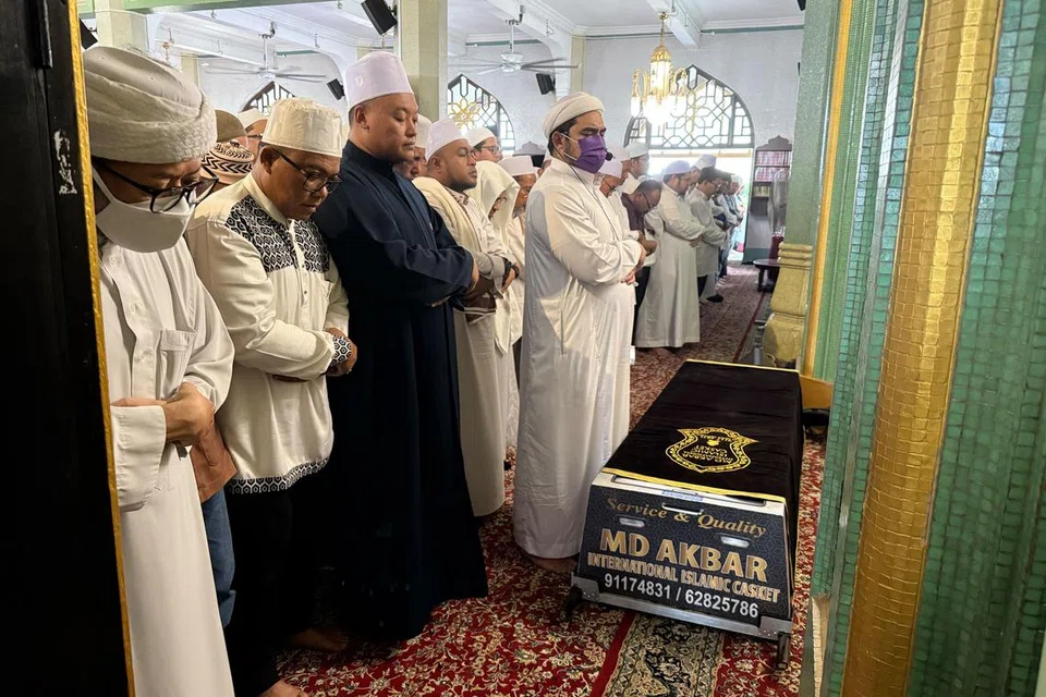 Sekitar 7,000 hingga 8,000 anggota masyarakat Melayu/Islam menunaikan solat jenazah Allahyarham Ustaz Tengku Mohamad Fouzy Tengku Mahid Jumat, yang dipimpin anak keduanya, Ustaz Tengku Muhammad Fauwaz Jumat (memakai pelitup ungu), di Masjid Sultan pada 19 Disember.