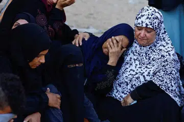 Beberapa penduduk Palestin bersedih semasa pengebumian rakyat sebilangan penduduk Palestin yang terbunuh di Hospital Nasser di Khan Younis, selatan Semenanjung Gaza pada 26 Ogos.