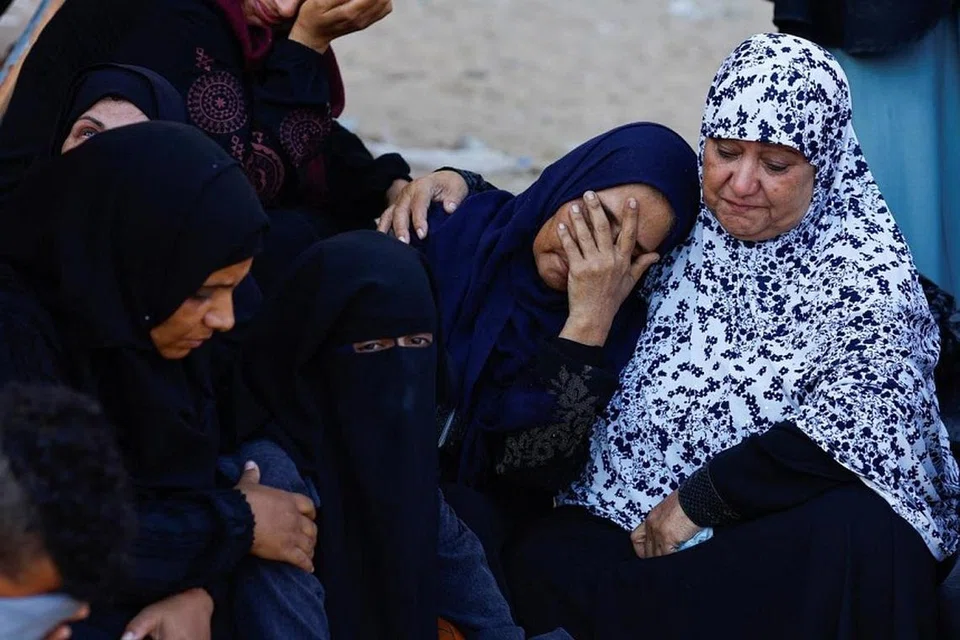 Beberapa penduduk Palestin bersedih semasa pengebumian rakyat sebilangan penduduk Palestin yang terbunuh di Hospital Nasser di Khan Younis, selatan Semenanjung Gaza pada 26 Ogos.