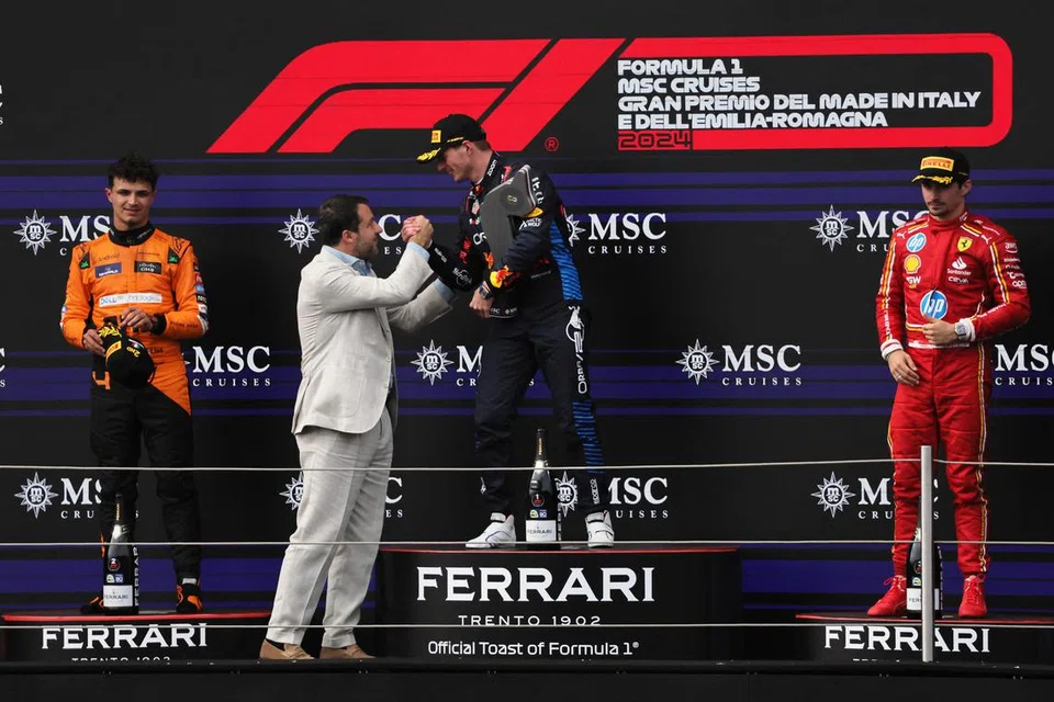 Meskipun pemandu Red Bull, Max Verstappen (tengah), menang perlumbaan di Imola, Italy, beliau mengakui bahawa perlumbaan semakin sengit dengan pemandu McLaren, Lando Norris (kiri), semakin memberi persaingan hebat hingga mendapat tempat kedua di Imola. Pemandu Ferrari, Charles Leclerc (kanan), menduduki tempat ketiga dalam perlumbaan tersebut. 