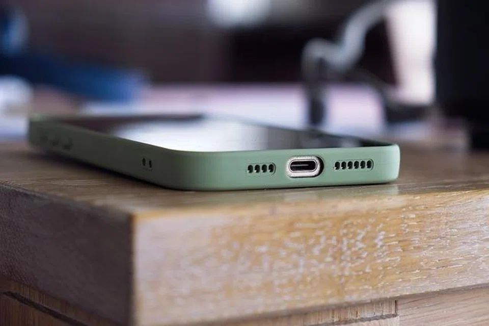 Kementerian Pendidikan (MOE) melarang penggunaan telefon dan jam tangan bijak bagi pelajar sekolah menengah.