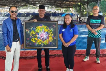 MEMBANTU PESAKIT BARAH: Cikgu Sies Senan (kiri)  menyerahkan kepada CEO Persatuan Ain, Encik Md Yusof Ismail, salah satu daripada empat lukisan koleksi beliau yang dibeli CEO Sheng Siong, Encik Lim Hock Chee, dan didermakan kembali kepada persatuan itu. Bersama mereka ialah Anggota Parlimen GRC Sembawang, Cik Mariam Jaafar. 