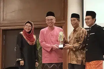 PENERIMA ANUGERAH: Dr Norshahril Saat (dua dari kiri) menerima Anugerah Bawean Teladan daripada tetamu terhormat Encik Yatiman Yusof (dua dari kanan), sambil disaksikan Encik Faizal Wahyuni, Presiden Persatuan Bawean Singapura (PBS) (kanan) dan Cik Salamah Abdoll, Naib Presiden 1 PBS (kiri). - Foto PERSATUAN BAWEAN SINGAPURA