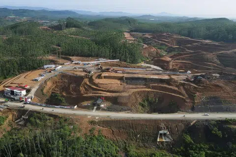 Tapak PEMBINAAN:  Ibu negara baru Indonesia, yang dikenali sebagai  Nusantara  di wilayah Kalimantan Timur, Indonesia. Pembinaan bandar  Nusantara adalah projek terbesar di Asia Tenggara, dengan nilainya sehingga AS$32 bilion ($43.3 bilion).