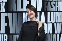 Pelakon Malaysia, Deanna Yusoff, semasa menghadiri acara Kuala Lumpur Fashion Week 2024 baru-baru ini. 