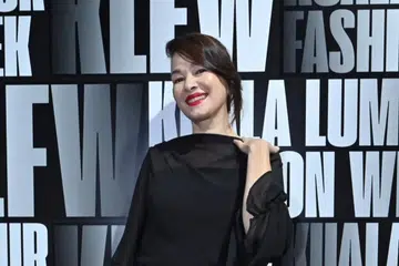 Pelakon Malaysia, Deanna Yusoff, semasa menghadiri acara Kuala Lumpur Fashion Week 2024 baru-baru ini. 