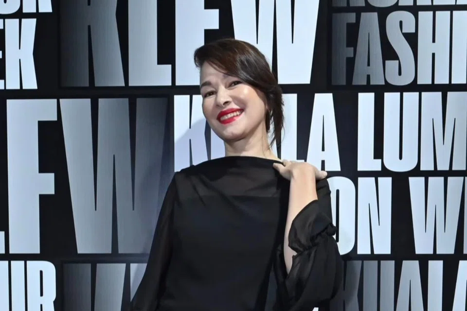 Pelakon Malaysia, Deanna Yusoff, semasa menghadiri acara Kuala Lumpur Fashion Week 2024 baru-baru ini. 