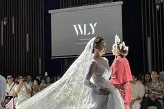 Antara gaun putih moden dan songket tradisional yang digayakan dalam acara, ‘A Bridal Reflections: Mirrors of Memory’, yang berlangsung pada 31 Ogos 2025 di Parkroyal on Beach Road.