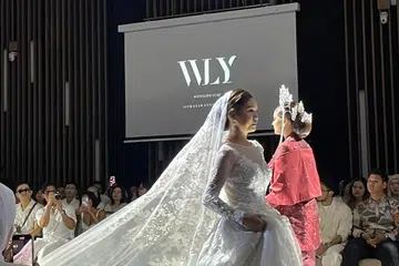 Antara gaun putih moden dan songket tradisional yang digayakan dalam acara, ‘A Bridal Reflections: Mirrors of Memory’, yang berlangsung pada 31 Ogos 2025 di Parkroyal on Beach Road.