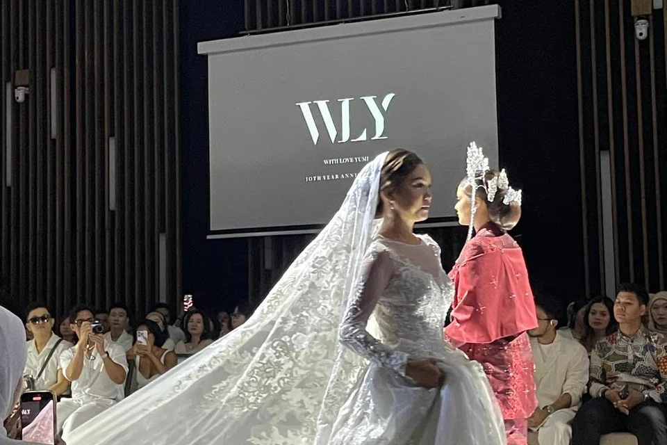 Antara gaun putih moden dan songket tradisional yang digayakan dalam acara, ‘A Bridal Reflections: Mirrors of Memory’, yang berlangsung pada 31 Ogos 2025 di Parkroyal on Beach Road.