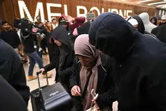 Seorang wanita Australia yang pulang dari kem pelarian Syria, tempat mereka ditempatkan sejak kejatuhan kumpulan ISIS, berjalan melepasi petugas media sebaik tiba di lapangan terbang di Melbourne pada 7 Mei 2026. Sekumpulan wanita yang dikaitkan dengan kumpulan ISIS berdepan kemungkinan ditahan selepas pulang ke Australia bertahun-tahun selepas didakwa menyelinap masuk ke Syria untuk menyertai “khalifah” yang diisytiharkan kumpulan itu. Kes yang dikenali secara meluas sebagai “pengantin ISIS” itu mencetuskan perdebatan hangat di Australia.