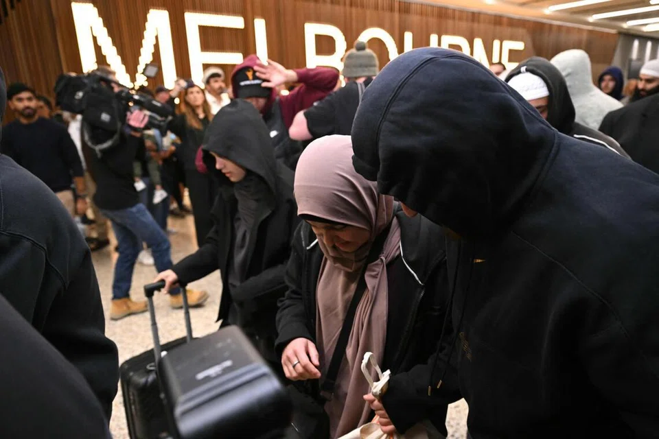 Seorang wanita Australia yang pulang dari kem pelarian Syria, tempat mereka ditempatkan sejak kejatuhan kumpulan ISIS, berjalan melepasi petugas media sebaik tiba di lapangan terbang di Melbourne pada 7 Mei 2026. Sekumpulan wanita yang dikaitkan dengan kumpulan ISIS berdepan kemungkinan ditahan selepas pulang ke Australia bertahun-tahun selepas didakwa menyelinap masuk ke Syria untuk menyertai “khalifah” yang diisytiharkan kumpulan itu. Kes yang dikenali secara meluas sebagai “pengantin ISIS” itu mencetuskan perdebatan hangat di Australia.