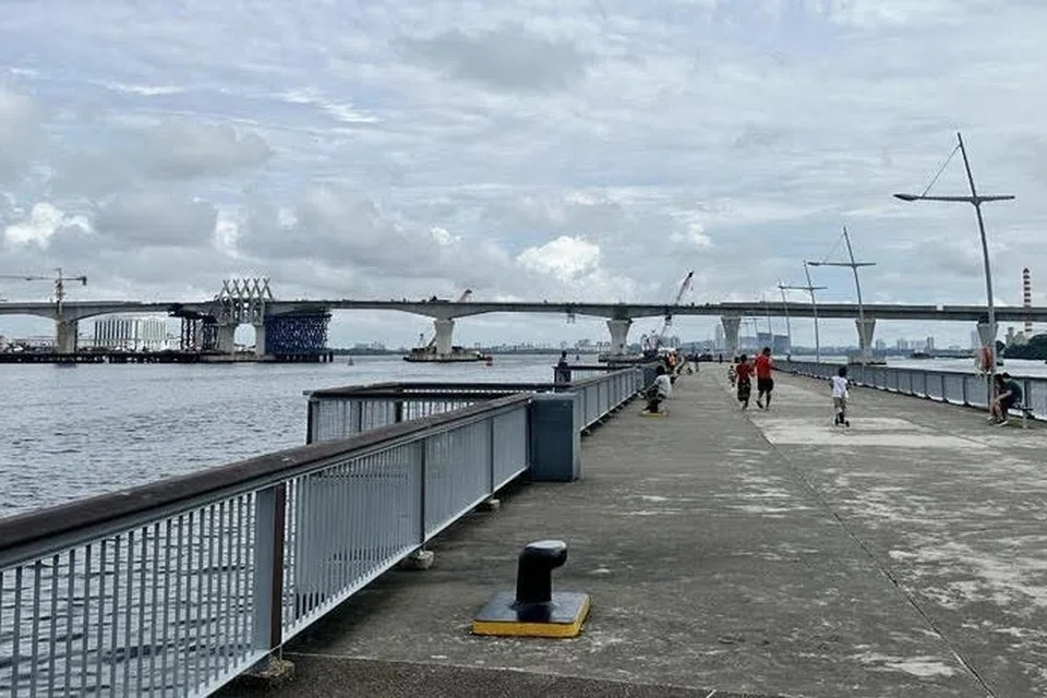 Jambatan yang sedang dibina untuk trek keretapi menghubungkan SIngapura dan Bukit Cagar di Johor Bahru.