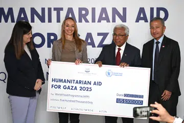 Singapura telah menyerahkan derma AS$500,000 kepada Program Makanan Sedunia yang menjalankan program memberi makanan kepada mangsa perang di Gaza. (Dari kiri) Menteri Ehwal Luar dan Ekspatriat Penguasa Palestin, Cik Varsen Aghabekia; Ketua Program untuk Palestin di WFP, Cik Jane Waite, Wakil Singapura ke Penguasa Palestin, Encik Hawazi Daipi dan Menteri Ehwal Luar, Dr Vivian Balakrishnan.