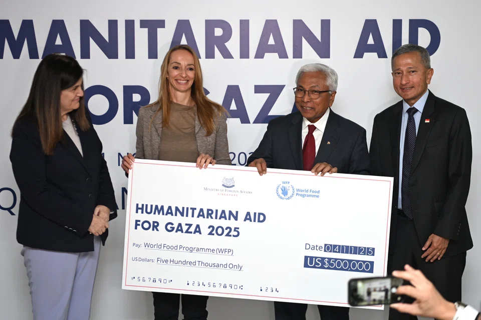 Singapura telah menyerahkan derma AS$500,000 kepada Program Makanan Sedunia yang menjalankan program memberi makanan kepada mangsa perang di Gaza. (Dari kiri) Menteri Ehwal Luar dan Ekspatriat Penguasa Palestin, Cik Varsen Aghabekia; Ketua Program untuk Palestin di WFP, Cik Jane Waite, Wakil Singapura ke Penguasa Palestin, Encik Hawazi Daipi dan Menteri Ehwal Luar, Dr Vivian Balakrishnan.