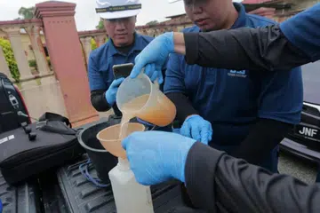 Pihak berkuasa mengambil sampel air Sungai Tebrau, Johor Bahru, susulan pencemaran bau di Kampung Maju Jaya. 