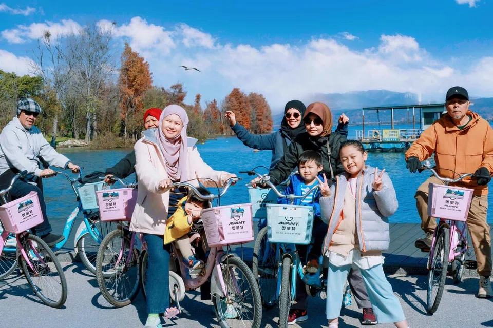 Penulis, Cik Nur Humaira Sajat (tiga dari kiri) bersama keluarganya berbasikal di sekitar Tasik Erhai.