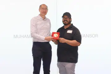 Ketua jurulatih pasukan sukan angkat berat atau ‘powerlifting’ para nasional, Muhammad Abdul Razak Mansor (kanan), antara 214 jurulatih daripada 79 sukan yang diiktiraf di Majlis Penghargaan Jurulatih pada 13 Februari. Razak merupakan antara lebih 80 jurulatih yang hadir semasa majlis tersebut untuk menerima pingat penghargaan. Beliau menerima pingatnya daripada pengerusi Majlis Sukan Singapura (SportSG), Kon Yin Tong (kiri).