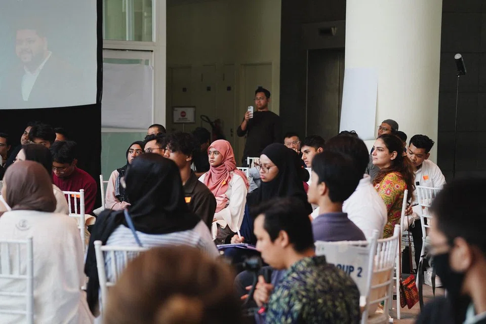 Lebih 100 belia berumur 15-35 tahun menghadiri Dialog Antara Agama Belia dan menyertai sesi ‘break-out’ yang memberi mereka peluang membincangkan topik dengan lebih mendalam.