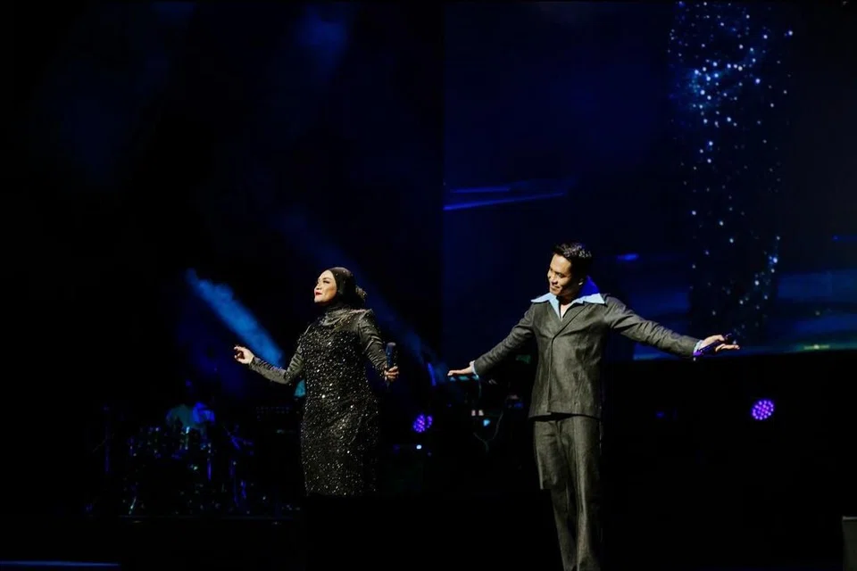 Penyanyi Malaysia, Liza Hanim (kiri), berduet dengan Khai Bahar, bagi lagu ‘Gelora’ semasa konsert solo pertamanya di Singapura. 