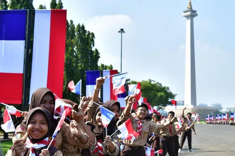 Cadangan Presiden Indonesia, Prabowo Subianto, perkenalkan subjek bahasa Perancis di sekolah-sekolah Indonesia, mencetuskan perdebatan hangat