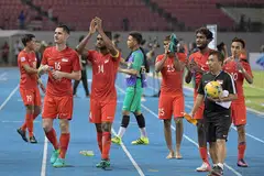 Pemain Singapura mengucapkan terima kasih kepada peminat selepas kalah 0-1 kepada Thailand dalam perlawanan Kumpulan A Piala Suzuki. 