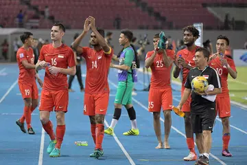 Pemain Singapura mengucapkan terima kasih kepada peminat selepas kalah 0-1 kepada Thailand dalam perlawanan Kumpulan A Piala Suzuki. 