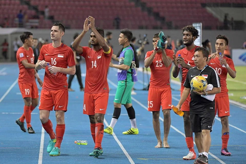 Pemain Singapura mengucapkan terima kasih kepada peminat selepas kalah 0-1 kepada Thailand dalam perlawanan Kumpulan A Piala Suzuki. 