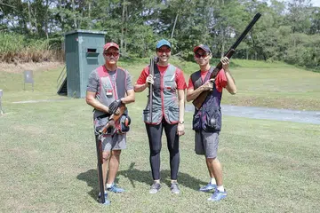 SIAP CARI SASARAN: (Dari kiri) Choo Choon Seng, Siti Mastura Rahim dan Lin Hejun adalah tiga penembak senapang patah yang akan bertanding dalam acara 'trap'. Sedang Choo seorang penembak veteran, Mastura dan Lin pula akan tampil di Sukan Komanwel sulung mereka kali ini. - Foto BH oleh IQBAL FAIZAL
