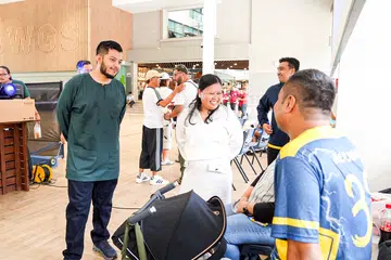 (Dari kiri) Ketua Pegawai Eksekutif Pertapis, Encik Firdaus D’Cruz, dan tetamu terhormat, Anggota Parlimen GRC Sembawang, Cik Mariam Jaafar, berinteraksi dengan seorang peserta di acara pengumpulan dana sepak takraw amal anjuran syarikat pengilangan TW3TY Group bagi menyokong inisiatif pendidikan dan kebajikan Pertapis untuk golongan memerlukan dalam masyarakat.