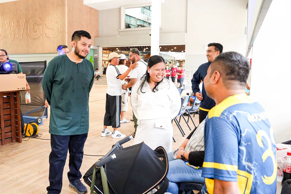 (Dari kiri) Ketua Pegawai Eksekutif Pertapis, Encik Firdaus D’Cruz, dan tetamu terhormat, Anggota Parlimen GRC Sembawang, Cik Mariam Jaafar, berinteraksi dengan seorang peserta di acara pengumpulan dana sepak takraw amal anjuran syarikat pengilangan TW3TY Group bagi menyokong inisiatif pendidikan dan kebajikan Pertapis untuk golongan memerlukan dalam masyarakat.