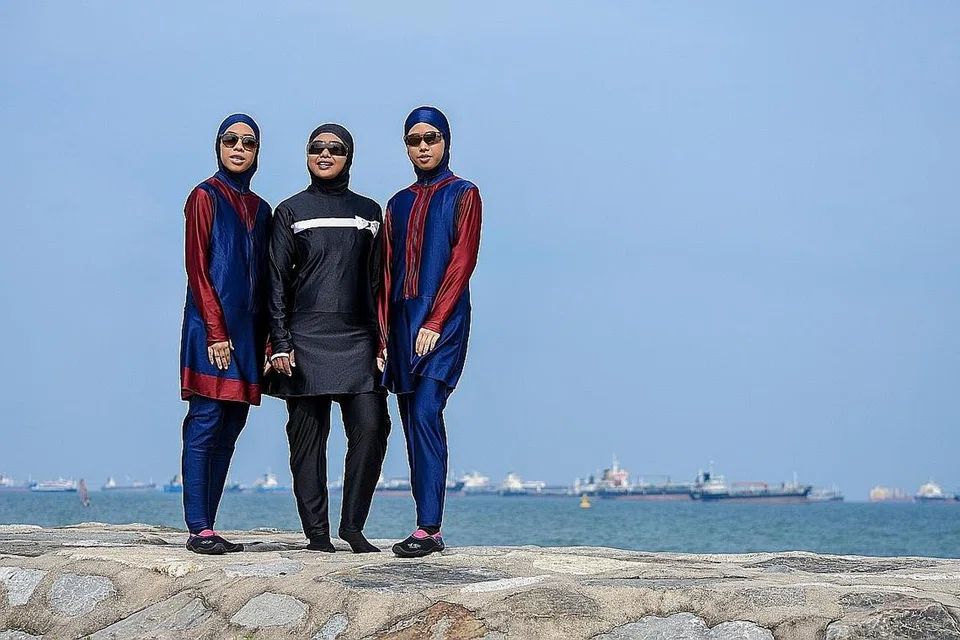 (ATAS) MEMELIHARA AURAT: Graceful Swimmers telah mengeluarkan baju pakaian renang yang sopan supaya wanita boleh mengambil bahagian dalam sukan air dengan selesa. - Foto GRACEFUL SWIMMERS