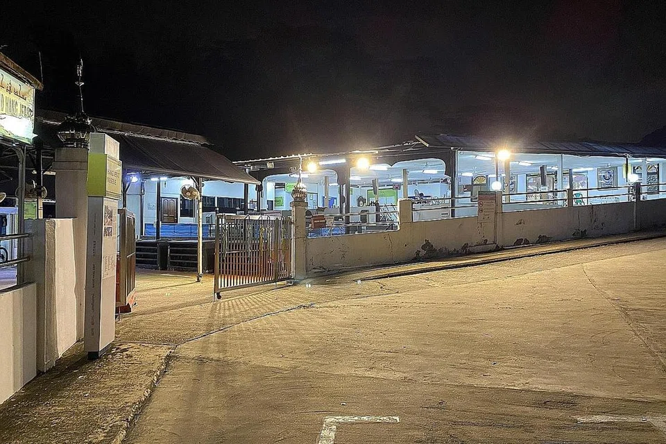 MASJID HANG JEBAT: Tawar ciri kekampungan dan terang-benderang dalam kegelapan malam dan kesunyian di hujung Jalan Hang Jebat, dekat Queenstown. Masjid itu menyediakan 150 ruang solat - 100 untuk Muslimin dan 50 untuk Muslimah - untuk solat isyak dan tarawih. - Foto-foto BH oleh ISMAIL ALI 