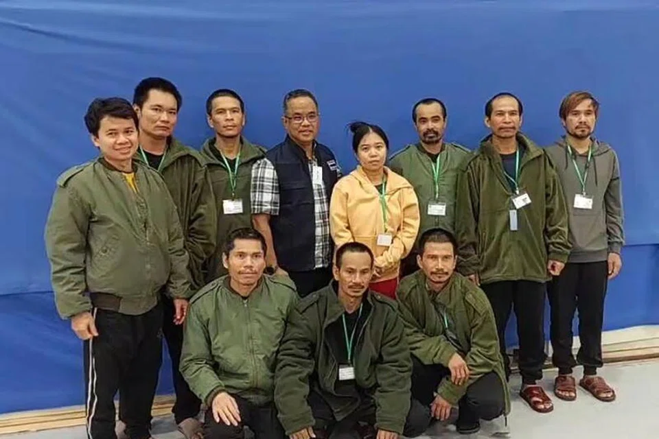 PEMBEBASAN PEKERJA LADANG:  Foto yang dikirimkan Kementerian Ehwal Luar Thailand  menunjukkan 10 pekerja migran Thailand yang dibebaskan kumpulan militan Hamas bergambar bersama seorang pegawai Thailand (berdiri, empat dari kiri) di Tel Aviv, Israel. 
