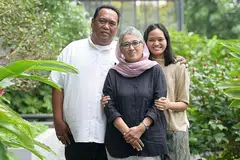 SOKONGAN KELUARGA: Cik Nasreen (tengah) merasakan dirinya masih bernasib baik kerana mendapat sokongan anggota keluarganya termasuk suaminya, Encik Mohd Riduan (kiri), dan anak keduanya, Cik Nur Atika (kanan), semasa menjalani rawatan bagi barah myeloma berbilang,. - Foto BH oleh NG SOR LUAN