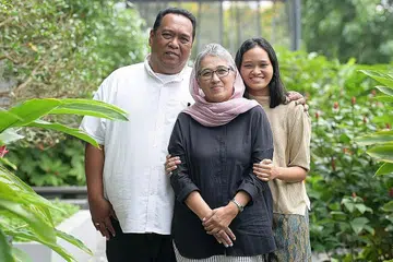 SOKONGAN KELUARGA: Cik Nasreen (tengah) merasakan dirinya masih bernasib baik kerana mendapat sokongan anggota keluarganya termasuk suaminya, Encik Mohd Riduan (kiri), dan anak keduanya, Cik Nur Atika (kanan), semasa menjalani rawatan bagi barah myeloma berbilang,. - Foto BH oleh NG SOR LUAN
