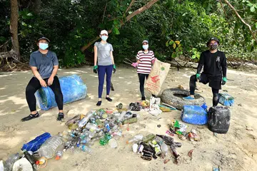 SEBAK LIHAT PELBAGAI SAMPAH DI PANTAI KITA: Sempena Hari Membersih Sedunia, wartawan telah menyertai kumpulan inisiatif SG Beach Warriors untuk membersihkan sebahagian pantai di Pulau Coney baru-baru ini. - Foto BM oleh LIM YAOHUI