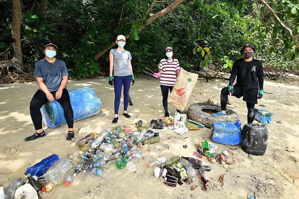 SEBAK LIHAT PELBAGAI SAMPAH DI PANTAI KITA: Sempena Hari Membersih Sedunia, wartawan telah menyertai kumpulan inisiatif SG Beach Warriors untuk membersihkan sebahagian pantai di Pulau Coney baru-baru ini. - Foto BM oleh LIM YAOHUI