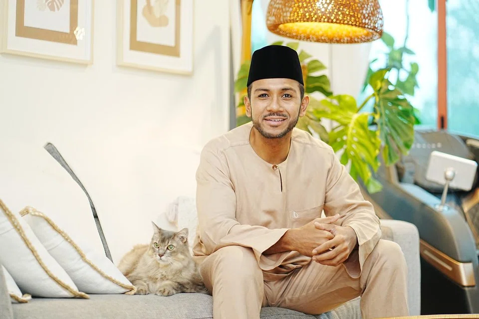 Taufik Batisah berjaya memecahkan ‘kemarau’ lagu hari raya sejak tahun 1980-an dengan duet bersama Hady Mirza. 