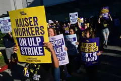 MOGOK TIGA HARI: Kakitangan syarikat penjagaan kesihatan dari Kaiser Permanente mengadakan mogok di hadapan Pusat Perubatan Kaiser Permanente di Los Angeles. Lebih 75,000 pekerja penjagaan kesihatan Kaiser Permanente melancarkan mogok di seluruh Amerika. 