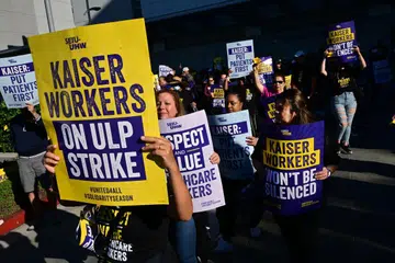 MOGOK TIGA HARI: Kakitangan syarikat penjagaan kesihatan dari Kaiser Permanente mengadakan mogok di hadapan Pusat Perubatan Kaiser Permanente di Los Angeles. Lebih 75,000 pekerja penjagaan kesihatan Kaiser Permanente melancarkan mogok di seluruh Amerika. 
