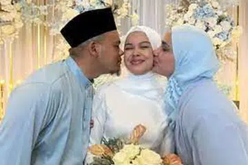 TERIMA MENANTU: Wardina Safiyyah (kanan) yang kini pakar psikologi di Brisbane, Australia, sudah bergelar ibu mentua apabila anak sulungnya, Amna Nafeesa (tengah) bernikah dengan jejaka bernama Yusuf. Di kiri ialah suami Wardina, Ikhwan Johari.