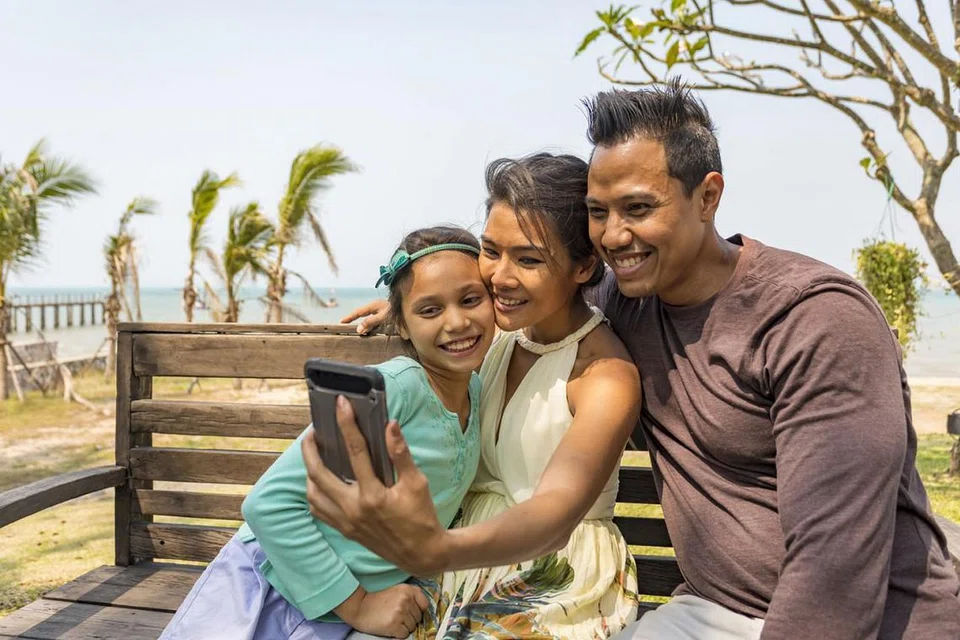 MEMBESAR DALAM SUASANA KASIH SAYANG, STABIL DAN SELAMAT: Pasangan perlu tahu bahawa hubungan kukuh antara suami isteri dalam sesebuah keluarga itu amatlah penting kerana ia akan membuat anak mereka rasa disayangi, stabil dan yang penting sekali, selamat. Bila seseorang anak itu merasakan keadaan yang selamat dan disayangi, mereka akan membesar menjadi anak yang berjaya dalam kehidupan mereka. - Foto ISTOCKPHOTO