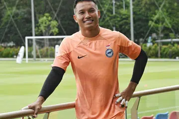 Penjaga gawang skuad bola sepak nasional, Hassan Sunny, mengumumkan persaraannya daripada bola sepak antarabangsa. Namun beliau kekal beraksi di peringkat kelab bersama Albirex Niigata hingga 2025.